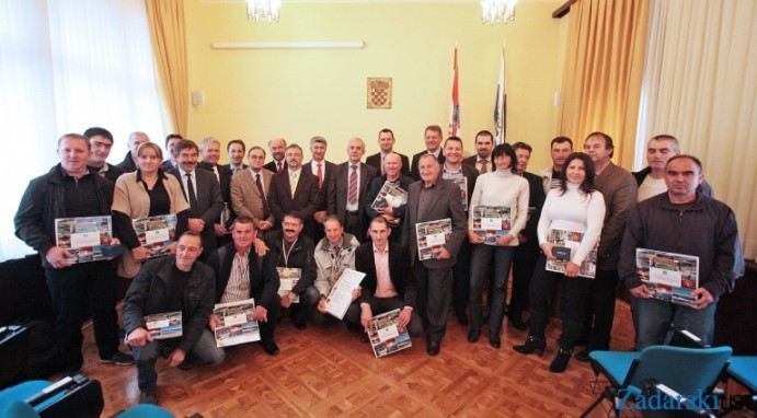 UDRUGA VINARA ZADARSKE ŽUPANIJE Od 136 vinskih etiketa 76 nosi oznaku vrhunskog vina